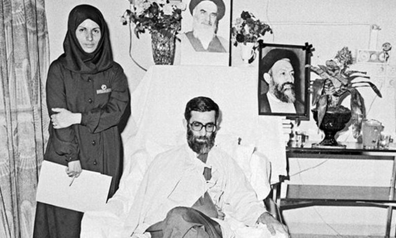 آیت الله سید علی خامنهای بعد از حادثه بمب گذاری درروز ۶ تیر سال ۱۳۶۰ در بیمارستان