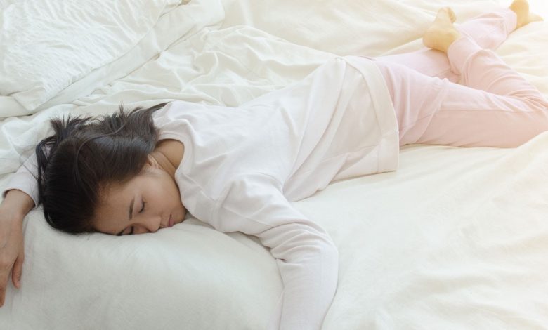 خوابیدن روش شکم - مضرات خوابیدن روی شکم