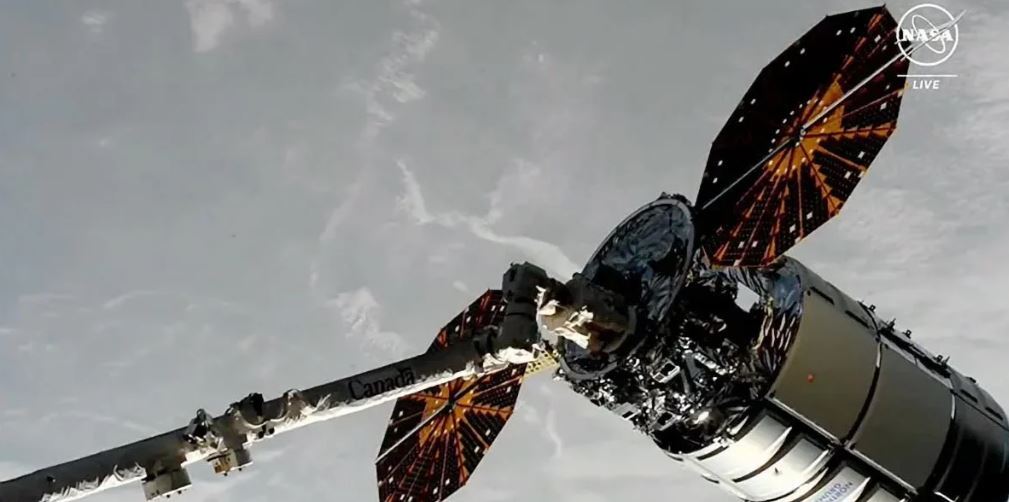 فضانوردان ۸۲۰۰ پوند علم و لوازم را تخلیه میکنند