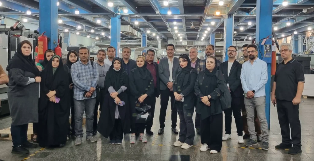 بازدید جمعی از خبرنگاران و عکاسان رسانه‌ها از چاپخانه‌ هلدینگ نقش الماس