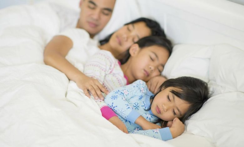 جدا کردن اتاق خواب کودک - خوابیدن کودک روی تخت والدین