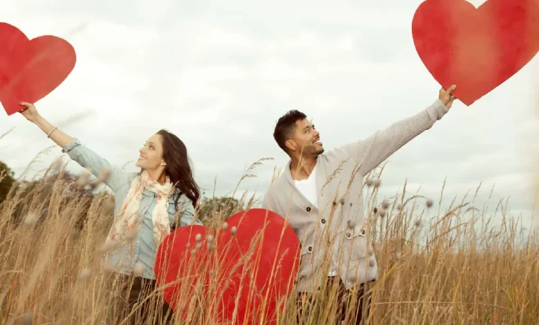 زوجی در حال قدم زدن در نیزار | افزایش میل جنسی