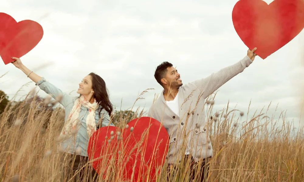 زوجی در حال قدم زدن در نیزار | افزایش میل جنسی