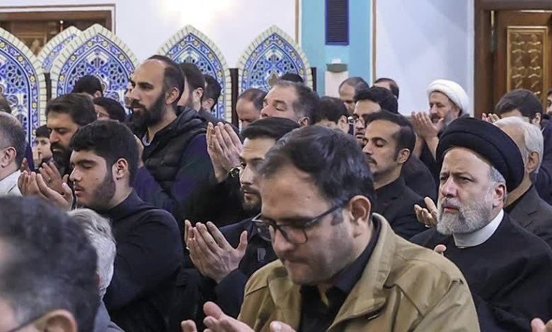 حمید نوری و شهید رئیسی در نماز جماعت