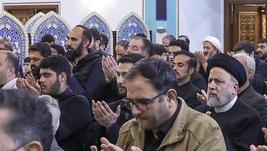 حمید نوری و شهید رئیسی در نماز جماعت