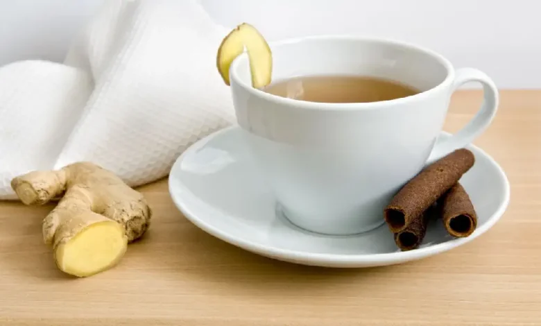 چای دارچین برای پریود شدن | چوب دارچین در کنار یک فنجان دمنوش
