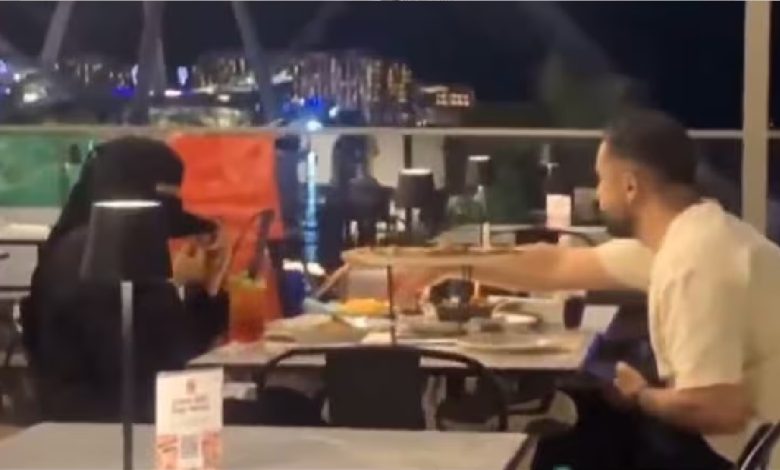 تمسخر حجاب یک زن