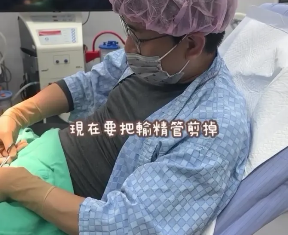 جراحی وازکتومی پزشک تایوانی روی خودش