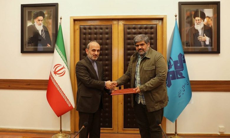 روابط‌عمومی رسانه ملی، متن حکم پیمان جبلی برای جواد رمضان‌نژاد به این شرح است: «هدایت، نظارت و حمایت از رسانه‌‏های صوت و تصویر فراگیر در فضای مجازی به‌منظور ایجاد نهضت تولید و انتشار محتوا و خدمات صوت و تصویر مبتنی بر اخلاق رسانه‌‏ای و فرهنگ اسلامی – ایرانی در فضای مجازی از مهم‏‌ترین مأموریت‌‏های ساترا است. انتظار می‌‏رود اهداف اساسی تأسیس این نهاد تنظیم‌‏گری را که قانون برعهده سازمان صداوسیما قرار داده است سرلوحه همه اقدامات آن نهاد در هدایت و نظارت مؤثر در فرآیند تولید و انتشار محتوا و خدمات صوت و تصویر فراگیر در فضای مجازی، صدور مجوزهای لازم به ارائه‌دهندگان خدمات در این عرصه، تهیه و تنظیم نظام‌‏نامه‌‏ها، روش‏‌های اجرایی و دستورالعمل‏‌های کاربردی و ساماندهی حوزه صوت و تصویر فراگیر قرار دهید. بدیهی است حمایت هم‏‌زمان از خدمات‌دهندگان و مخاطبان و کاربران این حوزه و تهیه دستورالعمل‌‏های نظارتی و آیین‏‌نامه‌‏های مکمل چرخه تنظیم‏‌گری و نظارت طبق قانون، پشتیبانی اصولی از حوزه تولید محتوا و خدمات و ایجاد نشاط اجتماعی برای افزایش سهم مصرف محتوای سالم صوت ‏و تصویر فراگیر و ایجاد ابزارهای تشویقی و حمایتی در این راستا با هدف تقویت رویکرد خط سبزی و پرداختن بیشتر فعالان تولید محتوا در این عرصه به حوزه‏‌های مغفول‌مانده اولویت‌‏دار فرهنگی موردنیاز جامعه اصیل و فهیم ایرانی به‌جای تمرکز صرف‏ بر تنظیم‌‏گری خط‏‏قرمزی ازجمله وظایف مهم و دارای اولویت ساترا است. به‏‌منظور تحقق مأموریت‌‏ها و وظایف محوله،‌ تعامل و همکاری و استفاده از ظرفیت تمامی دستگاه‌‏های مسئول دولتی و حاکمیتی که در قوانین مشخص شده لازم و ضروری است.» رئیس رسانه ملی همچنین، از تلاش‌ها و خدمات سعید مقیسه در طول تصدی این مسئولیت قدردانی و با صدور حکم جداگانه‌ای وی را به‌عنوان مشاور رئیس سازمان صداوسیما منصوب کرده است. بنابر این گزارش، جواد رمضان‌نژاد که پیش‌ازاین عهده‌دار ریاست مرکز بسیج سازمان صداوسیما بود، دارای مدرک دکترای ارتباطات است و مدیریت شبکه‌های پنج، افق و ریاست مرکز سیمافیلم در کارنامه کاری‌اش به ثبت رسیده است.