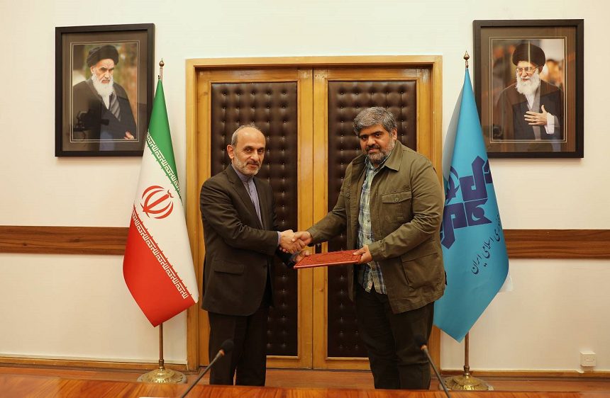 روابط‌عمومی رسانه ملی، متن حکم پیمان جبلی برای جواد رمضان‌نژاد به این شرح است: «هدایت، نظارت و حمایت از رسانه‌‏های صوت و تصویر فراگیر در فضای مجازی به‌منظور ایجاد نهضت تولید و انتشار محتوا و خدمات صوت و تصویر مبتنی بر اخلاق رسانه‌‏ای و فرهنگ اسلامی – ایرانی در فضای مجازی از مهم‏‌ترین مأموریت‌‏های ساترا است. انتظار می‌‏رود اهداف اساسی تأسیس این نهاد تنظیم‌‏گری را که قانون برعهده سازمان صداوسیما قرار داده است سرلوحه همه اقدامات آن نهاد در هدایت و نظارت مؤثر در فرآیند تولید و انتشار محتوا و خدمات صوت و تصویر فراگیر در فضای مجازی، صدور مجوزهای لازم به ارائه‌دهندگان خدمات در این عرصه، تهیه و تنظیم نظام‌‏نامه‌‏ها، روش‏‌های اجرایی و دستورالعمل‏‌های کاربردی و ساماندهی حوزه صوت و تصویر فراگیر قرار دهید. بدیهی است حمایت هم‏‌زمان از خدمات‌دهندگان و مخاطبان و کاربران این حوزه و تهیه دستورالعمل‌‏های نظارتی و آیین‏‌نامه‌‏های مکمل چرخه تنظیم‏‌گری و نظارت طبق قانون، پشتیبانی اصولی از حوزه تولید محتوا و خدمات و ایجاد نشاط اجتماعی برای افزایش سهم مصرف محتوای سالم صوت ‏و تصویر فراگیر و ایجاد ابزارهای تشویقی و حمایتی در این راستا با هدف تقویت رویکرد خط سبزی و پرداختن بیشتر فعالان تولید محتوا در این عرصه به حوزه‏‌های مغفول‌مانده اولویت‌‏دار فرهنگی موردنیاز جامعه اصیل و فهیم ایرانی به‌جای تمرکز صرف‏ بر تنظیم‌‏گری خط‏‏قرمزی ازجمله وظایف مهم و دارای اولویت ساترا است. به‏‌منظور تحقق مأموریت‌‏ها و وظایف محوله،‌ تعامل و همکاری و استفاده از ظرفیت تمامی دستگاه‌‏های مسئول دولتی و حاکمیتی که در قوانین مشخص شده لازم و ضروری است.» رئیس رسانه ملی همچنین، از تلاش‌ها و خدمات سعید مقیسه در طول تصدی این مسئولیت قدردانی و با صدور حکم جداگانه‌ای وی را به‌عنوان مشاور رئیس سازمان صداوسیما منصوب کرده است. بنابر این گزارش، جواد رمضان‌نژاد که پیش‌ازاین عهده‌دار ریاست مرکز بسیج سازمان صداوسیما بود، دارای مدرک دکترای ارتباطات است و مدیریت شبکه‌های پنج، افق و ریاست مرکز سیمافیلم در کارنامه کاری‌اش به ثبت رسیده است.