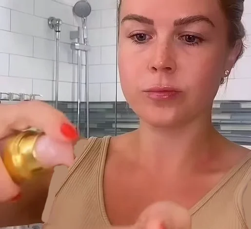 کارولین لیویت در حال آرایش