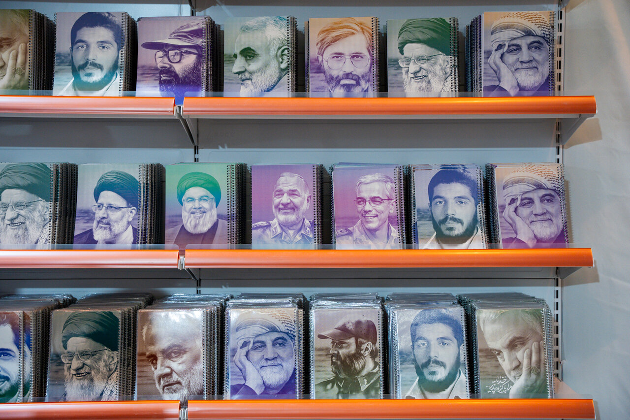 خودنمایی کتاب‌ها در میان نوشت‌افزارها