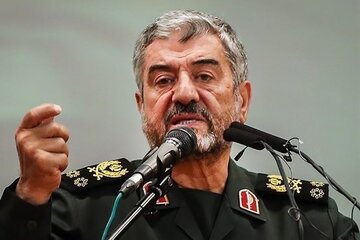 عزیز جعفری: از سال ۷۰ میدانستیم با اسرائیل به جنگ میرسیم/ روسها به موشک و پهپادهای ما نیاز دارند
