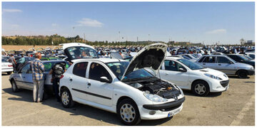 سیگنال فوری دلار به بازار خودرو؛ قیمتها در سراشیبی افتاد/ آخرین قیمت پژو، سمند، کوییک و دنا + جدول