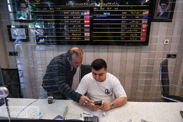 پیشبینی تغییر عجیب قیمت طلا در روزهای آینده/ قیمت دلار تا پایان سال به این عدد میرسد