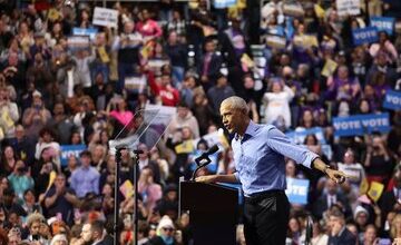 حمله اوباما به ترامپ: آمریکا در دوران تاریکی فرو رفته / هر روز هالووین است،اما خبری از شیرینی نیست/ همه به طرز شگفت‌انگیزی در برابر ترامپ زانو زده‌اند