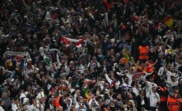 عکس| خواستگاری و جواب مثبت در حساس‌ترین بازی لیگ قهرمانان اروپا!