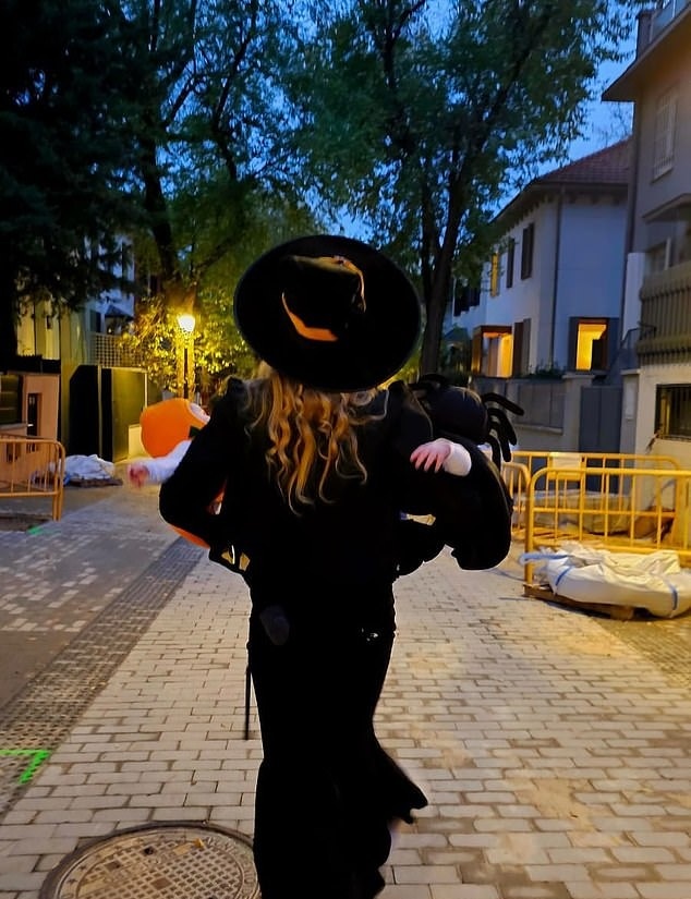 امبر هرد و فرزندانش در جشن هالووین