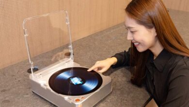 Samsung AI OLED Turntable 1024x700 1 - برند سامسونگ با معرفی روشن‌ترین تلویزیون QD-OLED جهان، استاندارد جدیدی در نمایشگرها تعریف کرد