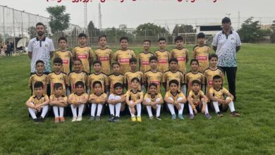 عکس تیم فوتبال نوجوانان بهترین مدرسه فوتبال کرج،استعدادهای درخشان(روستوف)با لباسهاس طلایی در زمین چمن همراه مربیان