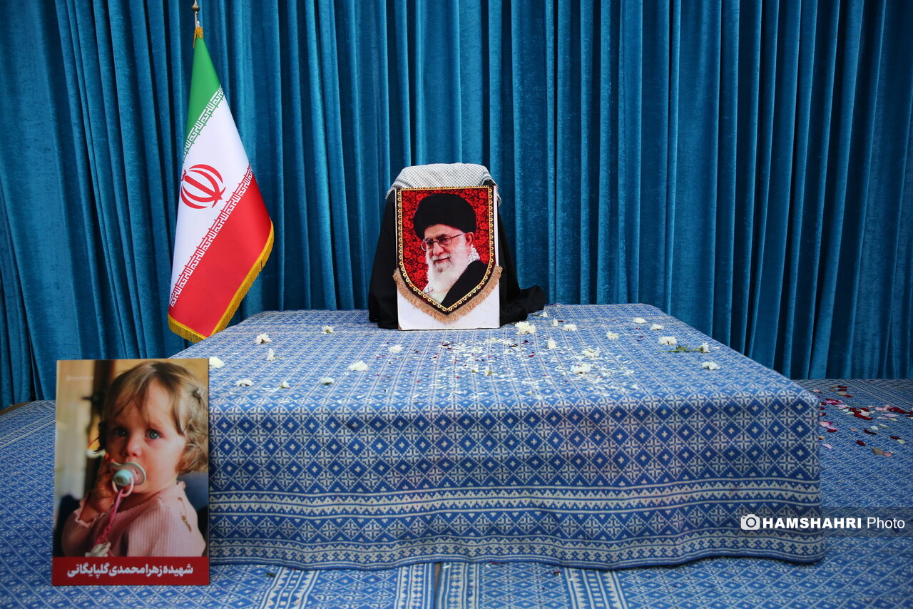 تجمع کارگران روبروی بیت رهبر شهید