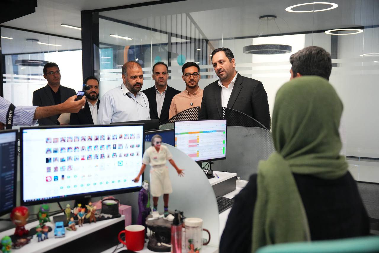 بازدید معاون فناوری و نوآوری وزارت ارتباطات در بازدید از مجموعه سروشپلاس بازدید معاون فناوری و نوآوری وزارت ارتباطات در بازدید از مجموعه سروشپلاس