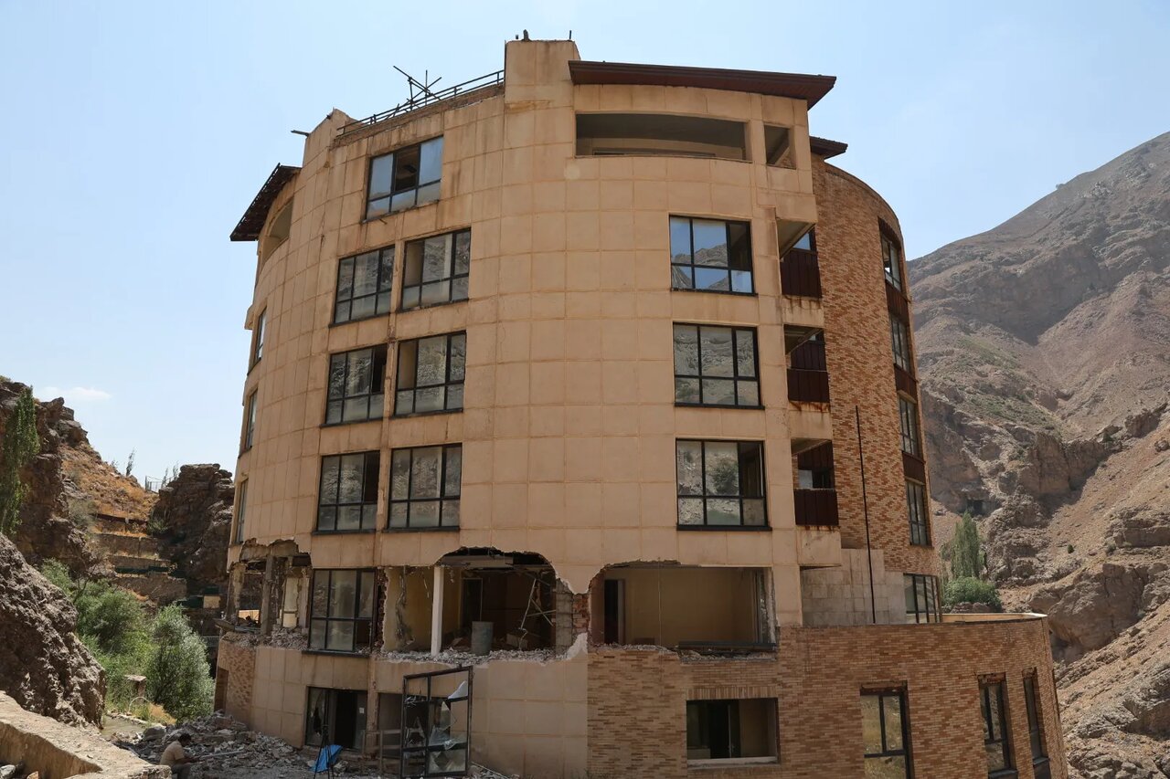 تخریب ساختمان ۱۰ طبقه غیرمجاز میگون