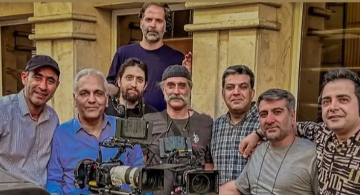 چهره جدید مهران مدیری در پشت صحنه یک سریال چهره جدید مهران مدیری در پشت صحنه یک سریال