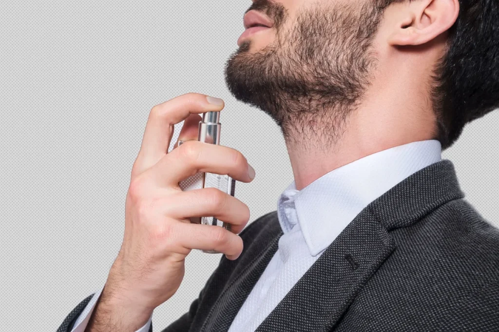 اسپری عطر روی گردن