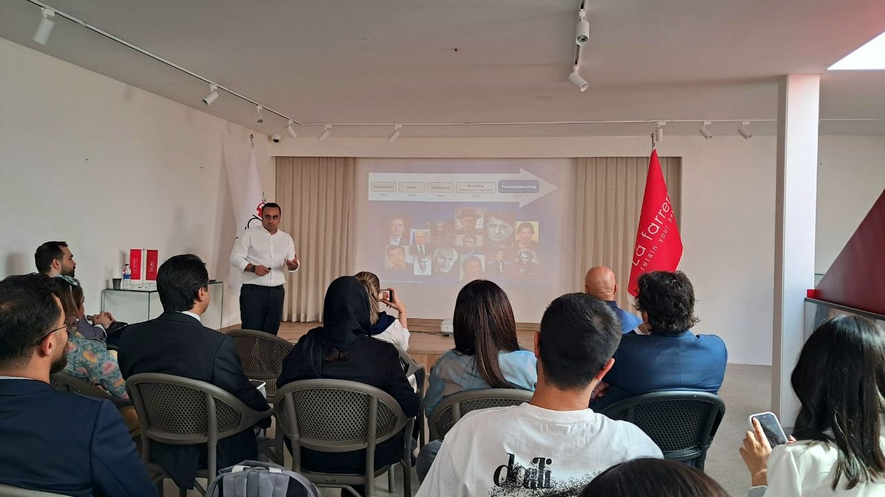 امیررضا کشاورز، مدیرعامل قطبینو و مشاور برندسازی شخصی امیررضا کشاورز، مدیرعامل قطبینو و مشاور برندسازی شخصی
