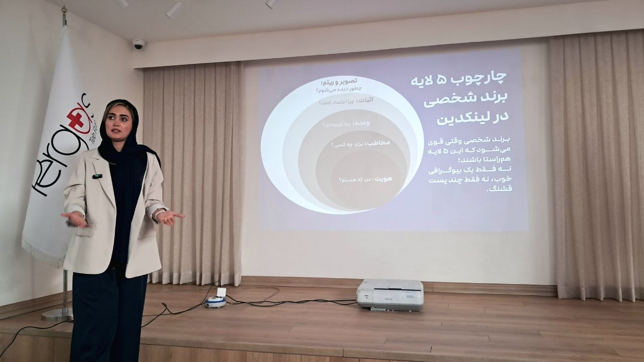 مونا هادی، مشاور شبکههای اجتماعی و فعال لینکدین
